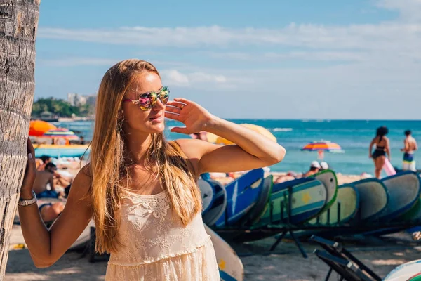 Młoda Dziewczyna Sukience Schodząc Dół Plaży Waikiki Honolulu Wśród Palm — Zdjęcie stockowe