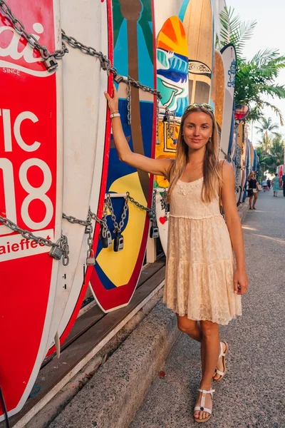 Chica Joven Pie Junto Enormes Tablas Surf Honolulu Hawai Agosto — Foto de Stock