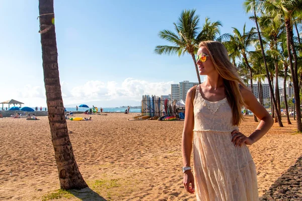 Young Girl Dress Walking Honolulu Waikiki Beach Area Palms Surf — Stock Photo, Image