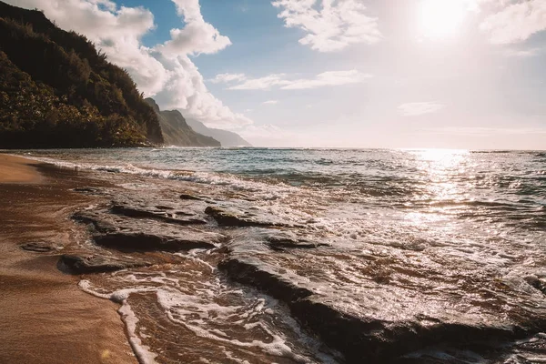 Hermosa Puesta Sol Playa Isla Kauai Cerca Los Acantilados Pali —  Fotos de Stock