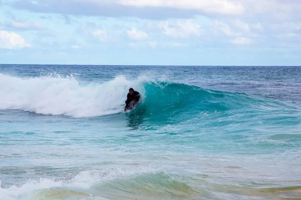 Молодой Человек Врезается Волны Пляже Около Гонолулу Гавайи Серфинг Огромных — стоковое фото