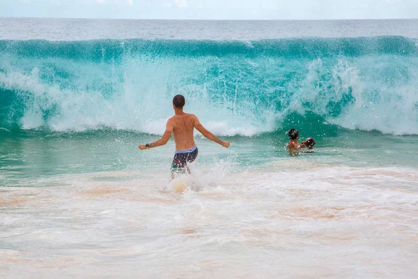 Giovane Che Corre Tra Onde Sulla Spiaggia Vicino Honolulu Hawaii — Foto Stock