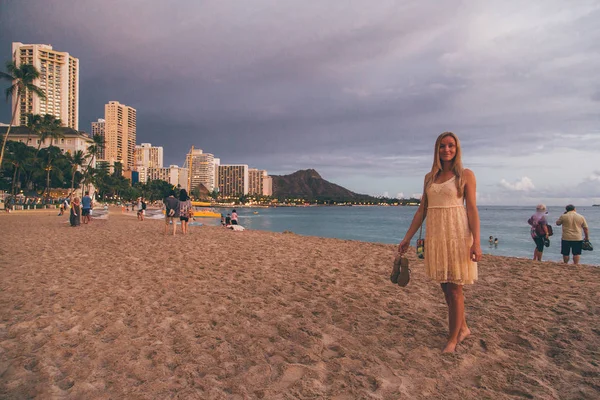 Giovane Ragazza Con Vestito Che Cammina Lungo Spiaggia Honolulu Waikiki — Foto Stock
