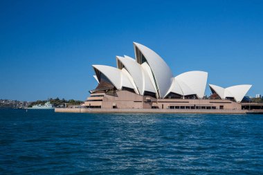 Yatlar tarafından yüzme ile defne tarafından şaşırtıcı Sydney Opera Binası. Sidney, Avustralya. 30 Ağustos 2017.