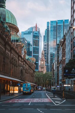 Yoğun sokakları gökdelenler ve şehir anıtlar ile güzel Sydney şehir manzaralı. Sidney, Avustralya. 30 Ağustos 2017.