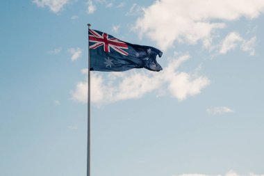 Açık mavi gökyüzü arka plan üzerine Avustralya bayrağı