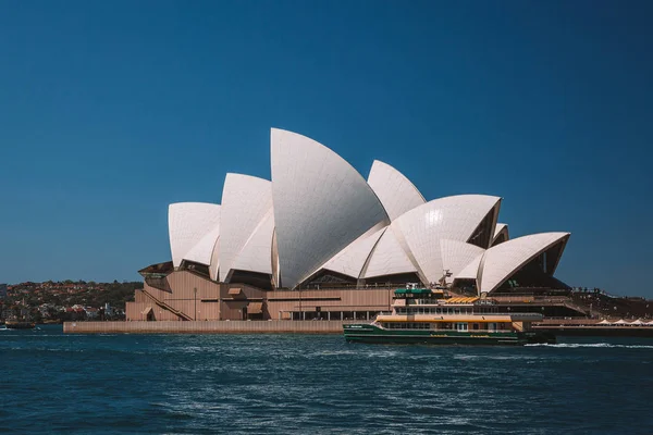 Incrível Ópera Sydney Perto Baía Com Iates Nadando Por Sydney — Fotografia de Stock