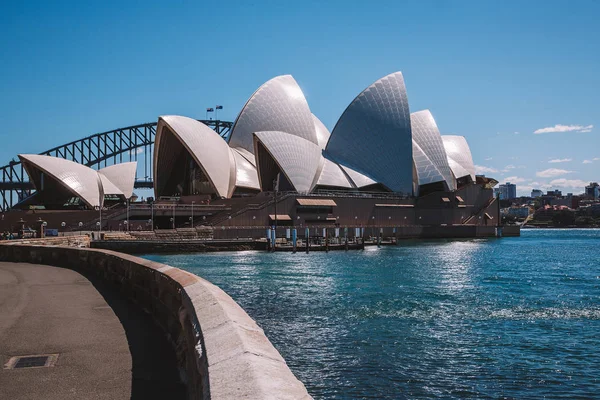 Incrível Ópera Sydney Perto Baía Com Iates Nadando Por Sydney — Fotografia de Stock