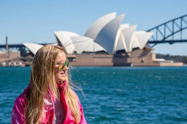 Young Girl Walking Park Sydney Opera House Harbour Bridge Sydney — Stock Photo, Image