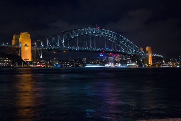 美丽的夜晚在悉尼的歌剧院在海湾大桥 澳大利亚悉尼2017年8月30日 — 图库照片