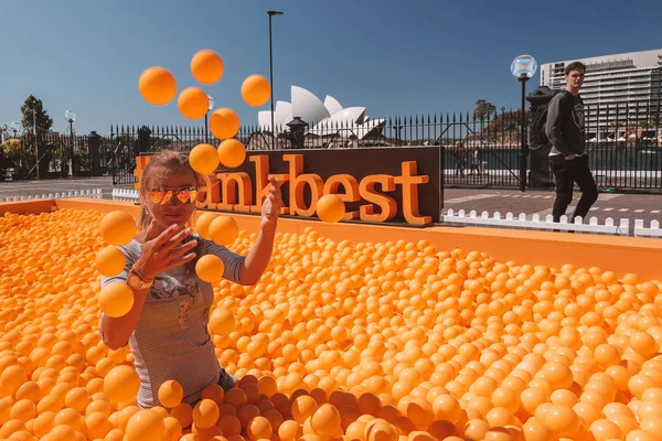 Jovencita Jugando Con Bolas Naranjas Medio Sydney Australia Agosto 2017 — Foto de Stock