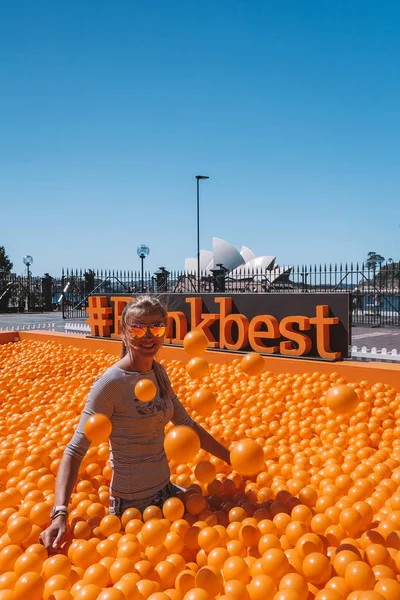 Jovencita Jugando Con Bolas Naranjas Medio Sydney Australia Agosto 2017 — Foto de Stock