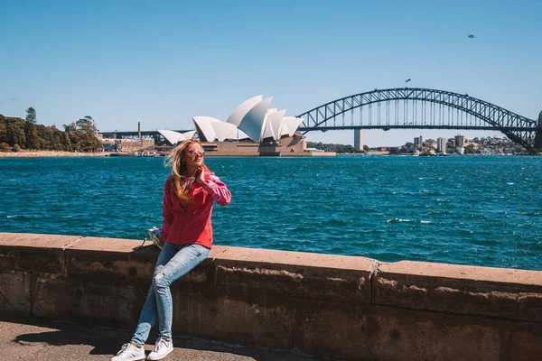 Młoda Dziewczyna Spaceru Parku Sydney Przez Opera House Harbour Bridge — Zdjęcie stockowe