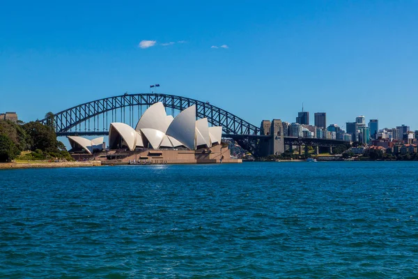 令人惊叹的悉尼歌剧院由海湾与游艇游泳 澳大利亚悉尼2017年8月30日 — 图库照片