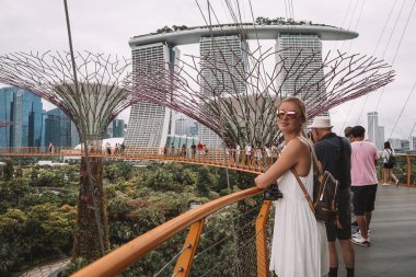 Singapur Asya - 9 Mayıs: Körfez Supertree Grove Gardens defne doğa parkı ve dönme dolap Singapur Bay Marina, Asya üzerinde inanılmaz bir manzaralı bahçeler keşfetmek güzel kız