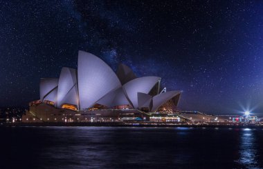 Sydney, Avustralya - 1 Haziran 2017: The Sydney Opera House şey aydınlandı sırasında pek çok yıldız ve görünür Samanyolu berrak gökyüzü gece zamanında.