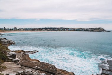 Sydney Bondi Beach sörfçü dalgaları ve kayalıklarla Körfezi çevresinde yüzme ile defne güzel manzara