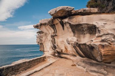 Sydney Bondi Beach sörfçü dalgaları ve kayalıklarla Körfezi çevresinde yüzme ile defne güzel manzara