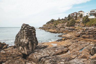 Sydney Bondi Beach sörfçü dalgaları ve kayalıklarla Körfezi çevresinde yüzme ile defne güzel manzara