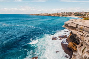 Sydney Bondi Beach sörfçü dalgaları ve kayalıklarla Körfezi çevresinde yüzme ile defne güzel manzara
