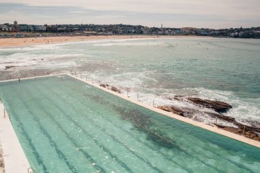 Sydney - Ağustos 2017: Sydney Bondi Beach havuzları. Sydney 30 milyon kişi her yıl çekiyor.