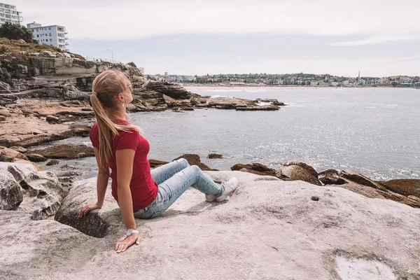 Young Girl Hiking Bondi Beach Sydney Windy Weather — Stock Photo, Image