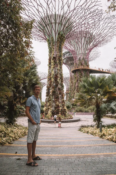 May 2017 Young Man Walking Amazing Gardens Bay Singapore Asia — Stock Photo, Image