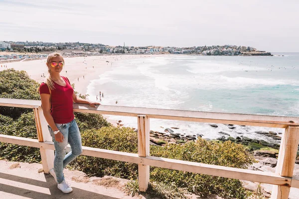 Молоді Дівчата Вітряну Погоду Піший Похід Довкола Bondi Beach Сіднеї — стокове фото