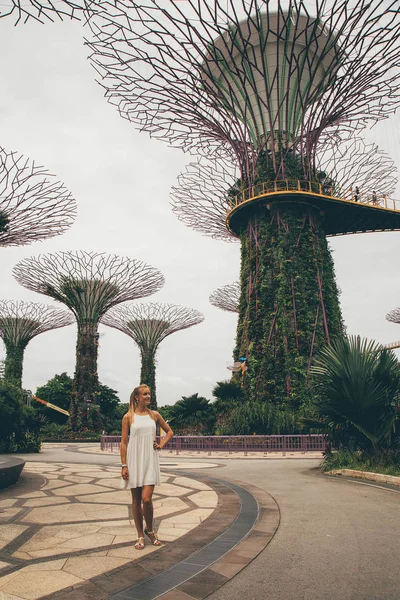 Singapore Asia May Beautiful Girl Exploring Gardens Bay Amazing View — Stock Photo, Image