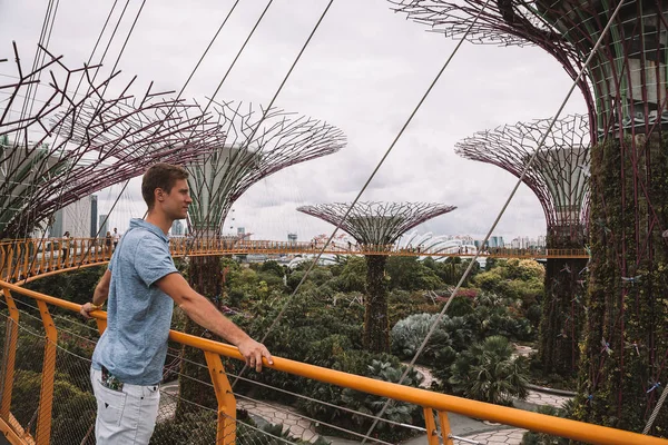 May 2017 Young Man Walking Amazing Gardens Bay Singapore Asia — Stock Photo, Image