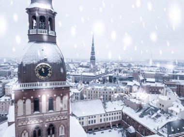 Ocak barracades memorial kış aylarında Riga tarihi kentin (vecriga) havadan görünümü şaşırtıcı gün. Letonya kar yağışı.