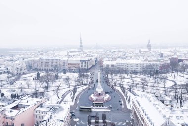 Riga - 20 Ocak, 2018: heykel özgürlük Milda Riga, Letonya 1991 yılında barikatlar anma günü savunucuları sırasında hava görünümünü. Güzel karlı kış günü. Letonya.