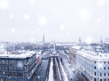 Riga - 20 Ocak, 2018: heykel özgürlük Milda Riga, Letonya 1991 yılında barikatlar anma günü savunucuları sırasında hava görünümünü. Güzel karlı kış günü. Letonya.