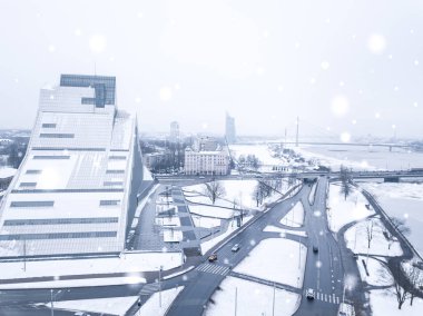 İçinde Riga, Letonya karlı kış gün boyunca havadan görünümü.