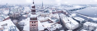 Kış günü sırasında Riga eski şehrin panoramik görünümü. Riga, kar yağıyor. Panorama.