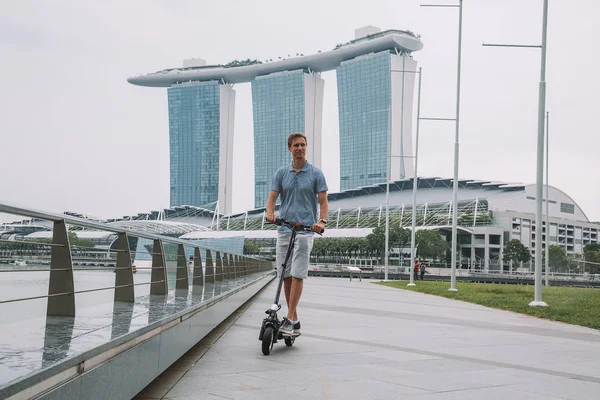 Молодой Человек Электрическом Скутере Сингапуре Удивительным Видом Город — стоковое фото