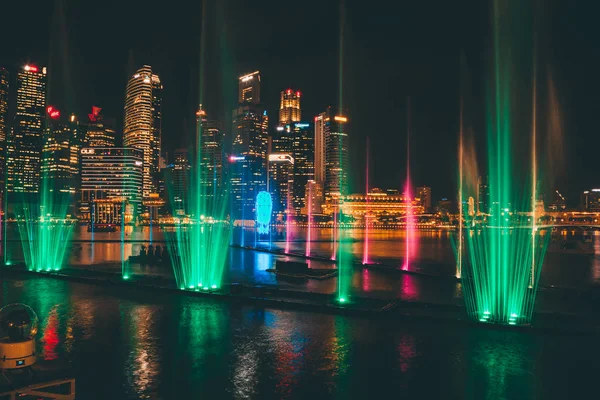 2017年5月30日 新加坡 令人惊叹的喷泉夜间激光表演在新加坡滨海湾金沙豪华酒店 — 图库照片