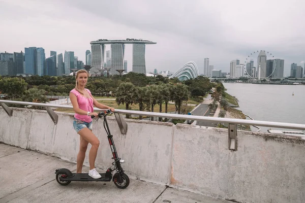 May 2017 Singapore Young Cute Girl Riding Electric Scooter Singapore — Stock Photo, Image