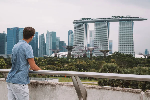 Mayo 2017 Singapur Joven Admirando Ciudad Singapur Con Hotel Marina — Foto de Stock