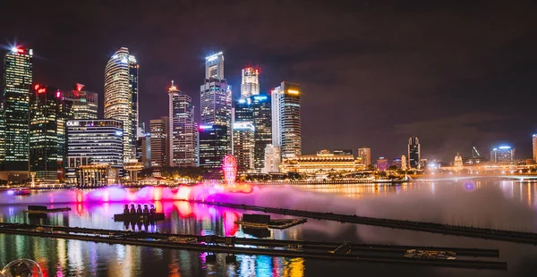 2017年5月30日 新加坡 令人惊叹的喷泉夜间激光表演在新加坡滨海湾金沙豪华酒店 — 图库照片