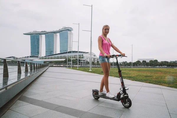 May 2017 Singapore Young Cute Girl Riding Electric Scooter Singapore — Stock Photo, Image