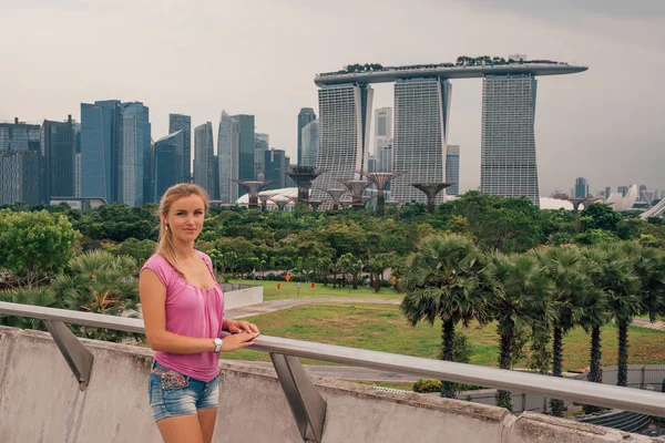Young Girl Exploring Beautiful Singapore City Amazing Town Asia — Stock Photo, Image