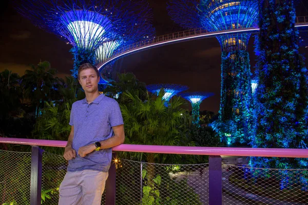 May 2017 Singapore Young Man Exploring Gardens Bay Singapore Night — Stock Photo, Image
