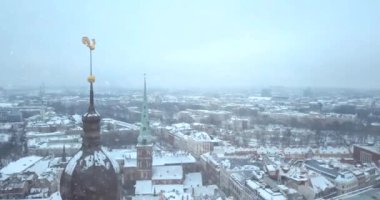 Havadan görünümü üzerinde Riga eski şehir (Vecriga) kışın şiddetli kar yağışı sırasında. Beyaz Riga yukarıdan. Muhteşem panoramik görünümü. Altın horoz tarafından kent üzerinde uçan.