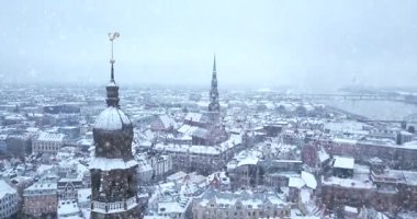 Havadan görünümü üzerinde Riga eski şehir (Vecriga) kışın şiddetli kar yağışı sırasında. Beyaz Riga yukarıdan. Muhteşem panoramik görünümü. Altın horoz tarafından kent üzerinde uçan.