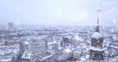 Havadan görünümü üzerinde Riga eski şehir (Vecriga) kışın şiddetli kar yağışı sırasında. Beyaz Riga yukarıdan. Muhteşem panoramik görünümü. Altın horoz tarafından kent üzerinde uçan.