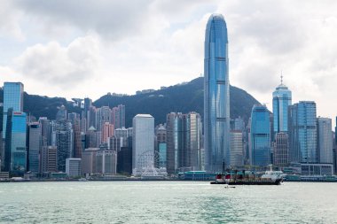 Hong Kong, Çin. 30 Ağustos 2017. Hong Kong, Çin manzarası panorama üzerinden Victoria Limanı arasında gemi tankerleri ve liman ile.
