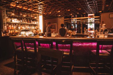 Hong Kong, Çin. 30 Ağustos 2017. Modern koyu bar tasarım Avalon gökdelen. 