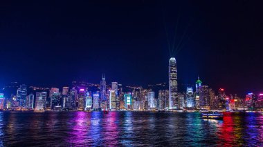 Hong Kong, Çin. 30 Ağustos 2017. Işıklar ve lazer ışınları ile deniz üzerinde gökdelenler ile gece manzarası.