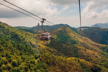 Hong Kong, 30 Ağustos 2017. Ngong Ping 360 bir turizm Lantau Island Buda ile Hong Kong'da ufukta projedir. Proje daha önce Tung Chung teleferik projesi olarak biliniyordu